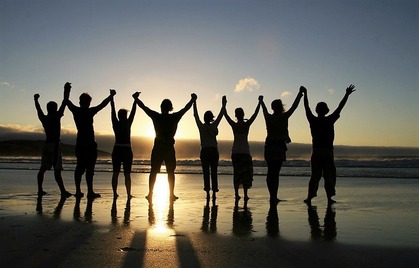 holding-hands-on-beach-1024x656